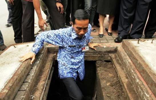 Jokowi Masuk ke Gorong-gorong di depan Hotel Mandarin 